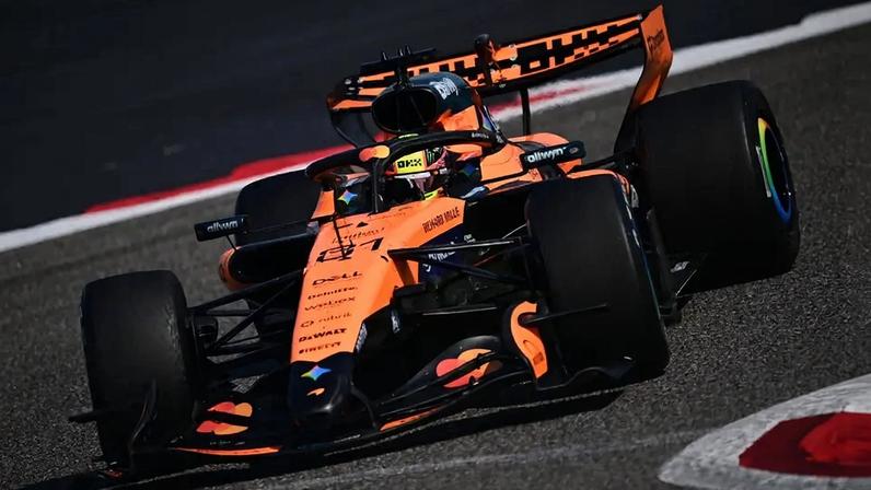 O australiano Oscar Piastri, da McLaren, durante o terceiro dia de testes de pré-temporada da Fórmula 1 no Circuito Internacional do Bahrein, em Sakhir, em 20 de fevereiro de 2026 (Foto: Giuseppe Cacace/AFP)