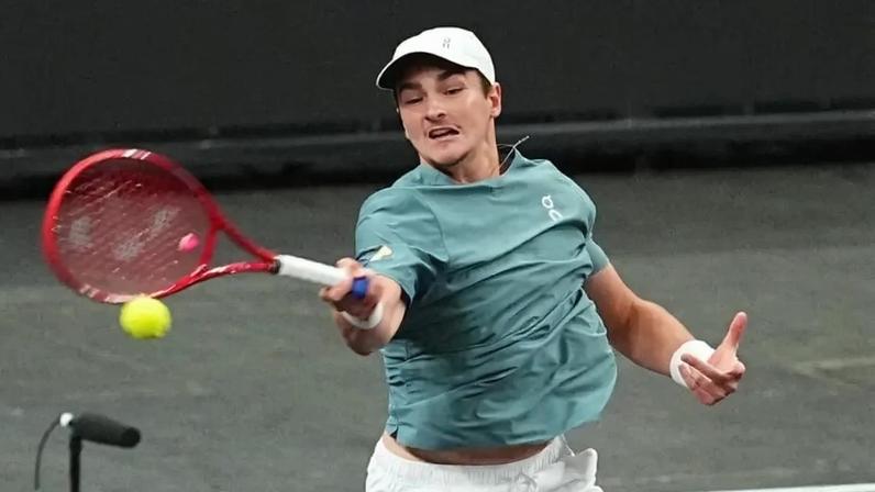 João Fonseca devolve a bola na vitória sobre o francês Gael Monfils no MGM Slam, em Las Vegas (Foto: Chris Unger /AFP)