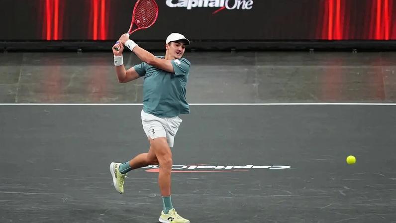 João Fonseca foi campeão do MGM Slam na T-Mobile Arena, em Las Vegas, em cima de Reilly Opelka e garantiu a premiação de US$ 1 milhão (Foto: Chris Unger / Getty Images via AFP)