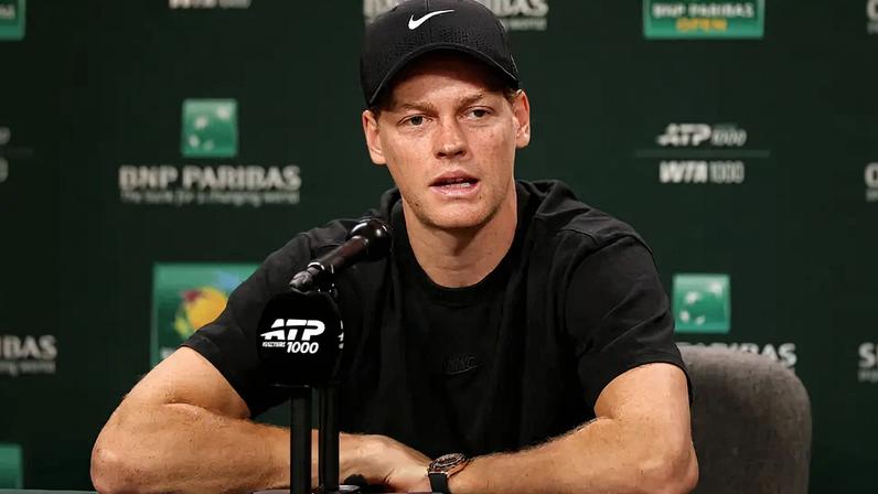 Jannik Sinner, da Itália, participa do media day no Indian Wells Tennis Garden. (Foto: Matthew Stockman/Getty Images North America via AFP)