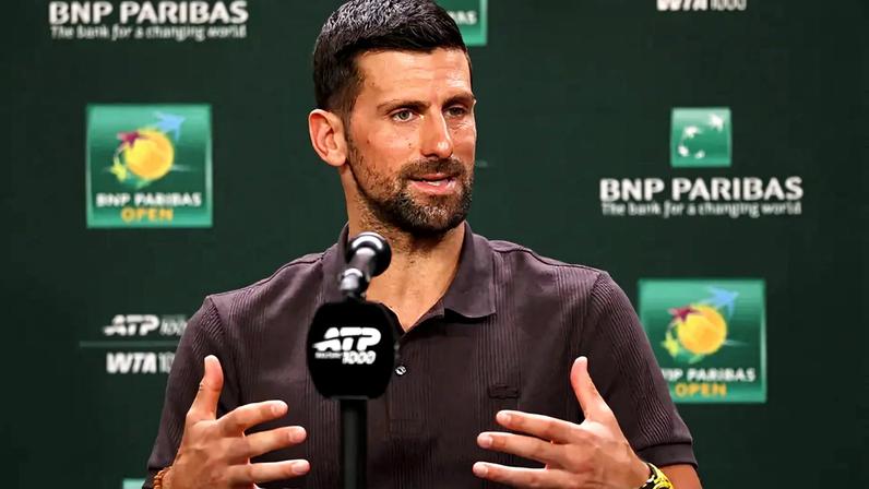 Novak Djokovic fala com a imprensa no 1º dia do Indian Wells, em 4 de março de 2026 (Foto: Matthew Stockman/Getty Images/AFP)
