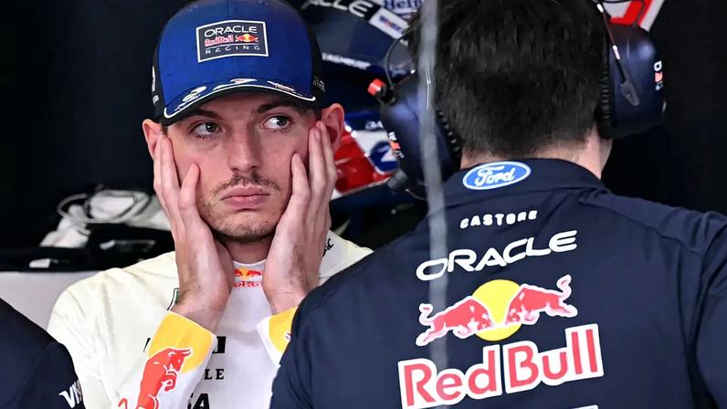 Max Verstappen boxes durante o terceiro treino livre do GP da Austrália de F1 (Foto: William West/AFP)