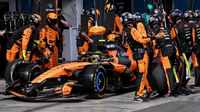 Mecânicos trabalham no carro de Lando Norris nos boxes do GP da Austrália no circuito de Albert Park (Foto: William west/pool/afp)