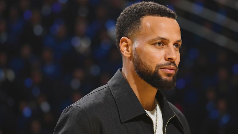 Stephen Curry observa jogo entre Warriors e Nuggets no Chase Center, em San Francisco (Foto: Noah graham/nbae via getty images/afp)