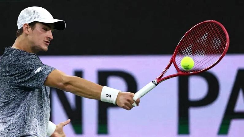 João Fonseca na vitória sobre o americano Tommy Paul no Masters 1000 de Indian Wells (Foto: Clive Brunskill/AFP)
