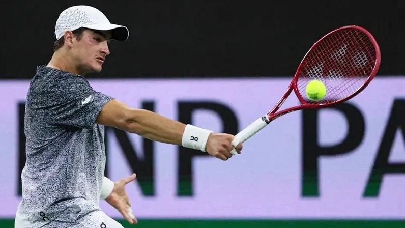 João Fonseca na vitória sobre o americano Tommy Paul no Masters 1000 de Indian Wells (Foto: Clive Brunskill/AFP)