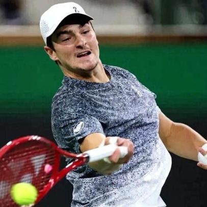 João Fonseca falha set points e cai diante de Sinner em Indian Wells