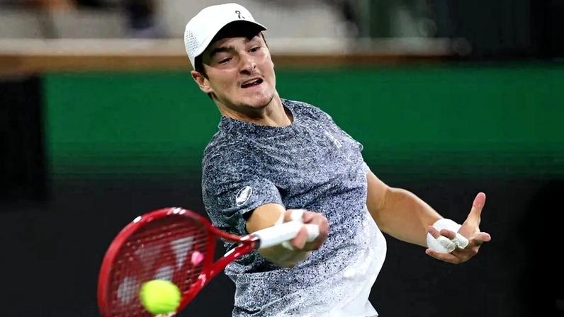João Fonseca ataca de direita na vitória sobre o americano Tommy Paul em Indian Wells (Foto: Clive Brunskill/AFP)