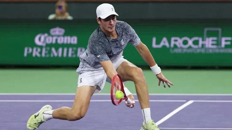 João Fonseca na vitória sobre o americano Tommy Paul no Masters 1000 de Indian Wells (Foto: Clive Brunskill/AFP)