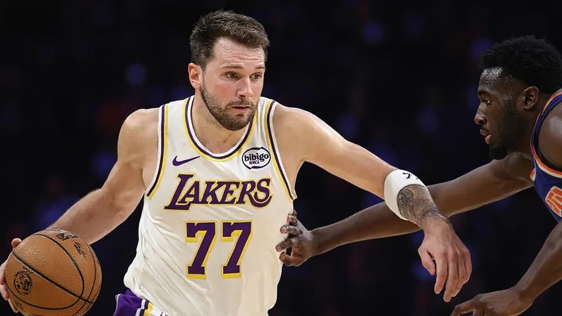 Luka Doncic em partida contra o New York Nicks pela NBA (Foto: RONALD MARTINEZ / GETTY IMAGES NORTH AMERICA / Getty Images via AFP