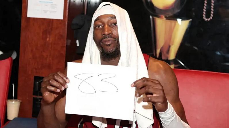 Bam Adebayo, do Miami Heat, posa após marcar 83 pontos e superar o recorde de 81 de Kobe Bryant contra o Washington Wizards, em Miami (Foto: Issac Baldizon/NBAE/Getty Images/AFP).