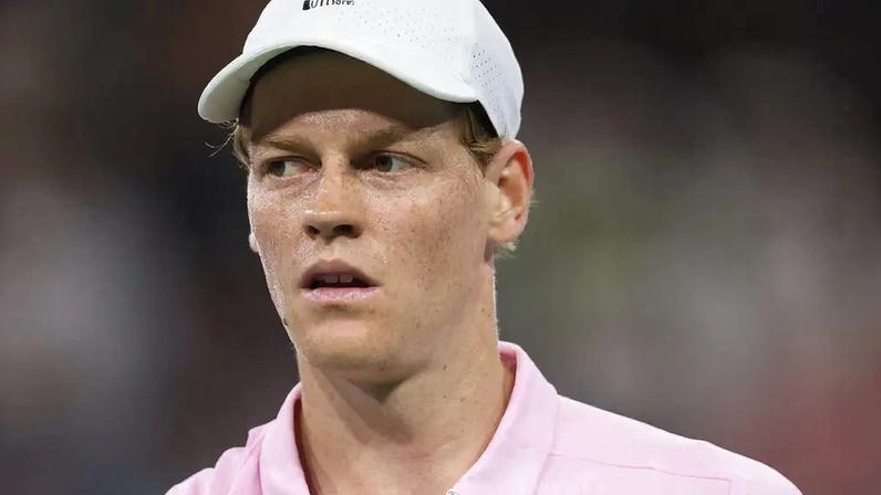 Jannik Sinner, da Itália, durante troca de lado em partida contra João Fonseca no Indian Wells (Foto: Clive Brunskill/Getty Images/AFP)