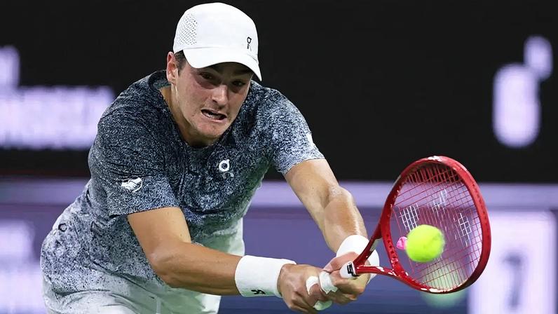 João Fonseca na derrota para Jannik Sinner em Indian Wells (Foto: CLIVE BRUNSKILL/AFP)