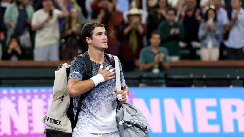 João Fonseca agradece o carinho do público na derrota para Jannik Sinner em Indian Wells (Foto: Clive Brunskill/AFP )