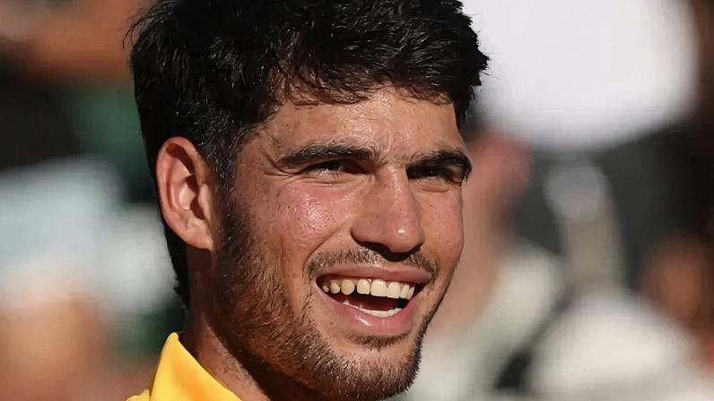 O espanhol Carlos Alcaraz sorri após a vitória sobre o norueguês Casper Ruud (Foto: Clive Brunskill/AFP)