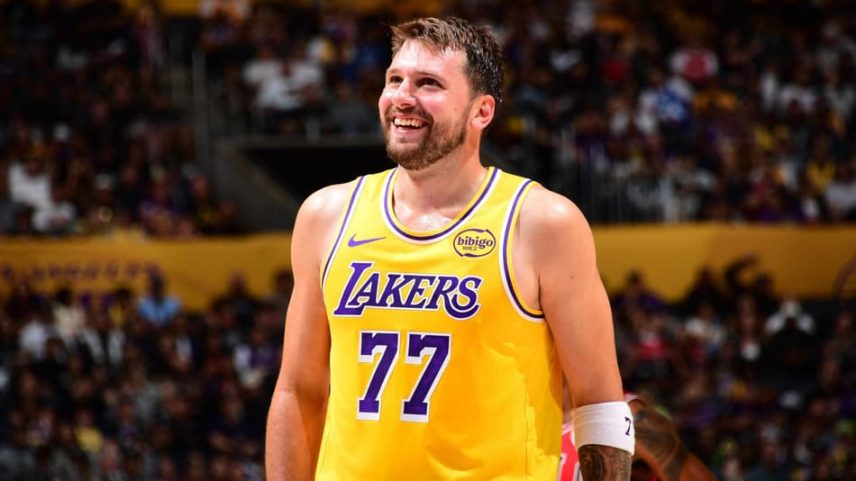 Luka Doncic, do Los Angeles Lakers, sorri durante jogo contra o Chicago Bulls na Crypto.com Arena, em Los Angeles, em 12 de março de 2026 (Foto: Adam Pantozzi/NBAE/Getty Images/AFP)