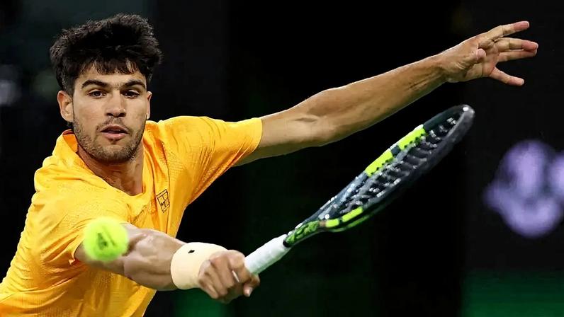 Carlos Alcaraz na vitória sobre Cameron Norrie em Indian Wells (Foto: Clive Brunskill/AFP)