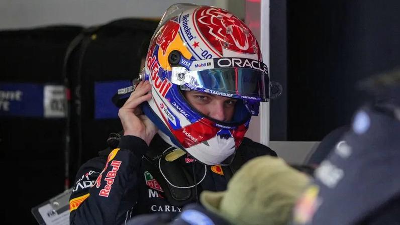 Max Verstappen, da Red Bull, ajusta o capacete nos boxes durante a classificação da sprint do GP da China de F1, em Xangai, em 13 de março de 2026 (Foto: Andy Wong/Pool/AFP)