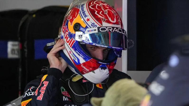 Max Verstappen, da Red Bull, ajusta o capacete nos boxes durante a classificação da sprint do GP da China de F1, em Xangai, em 13 de março de 2026 (Foto: Andy Wong/Pool/AFP)