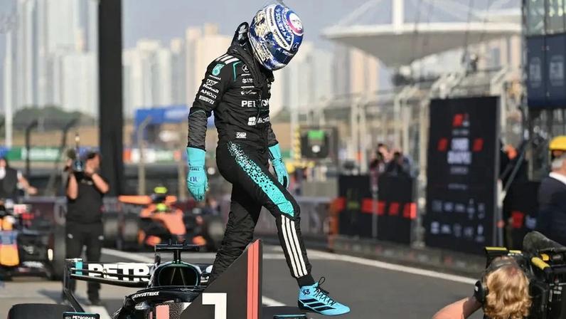 O britânico George Russell, líder da temporada, no GP da China (Foto: Hector RETAMAL / AFP)
