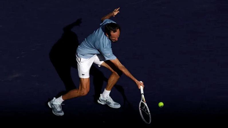 Medvedev enfrenta Sinner na final de Indian Wells após eliminação de Alcaraz
