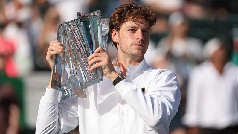 Jannik Sinner com o troféu do Masters 1000 de Indian Wells (Foto: Clive Brunskill/Getty Images)