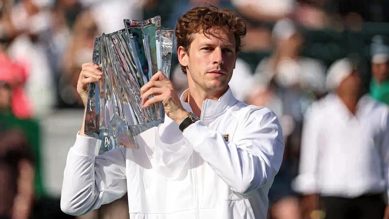 Jannik Sinner com o troféu do Masters 1000 de Indian Wells (Foto: Clive Brunskill/Getty Images)