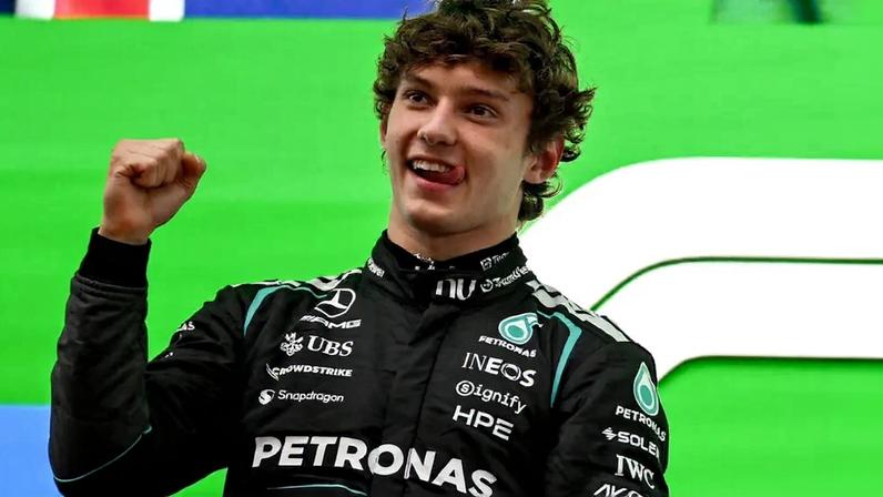 Kimi Antonelli celebra no pódio após vencer o GP da China de Fórmula 1 no Circuito Internacional de Xangai (Foto: Jade Gao/AFP).