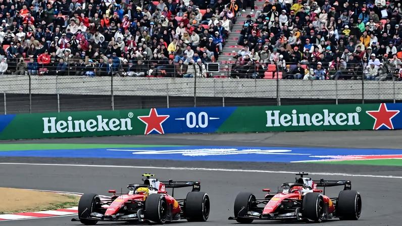 Lewis Hamilton e Charles Leclerc durante o GP da China de Fórmula 1 no GP da China, em 15 de março de 2026. (Foto: Hector Retamal/AFP)