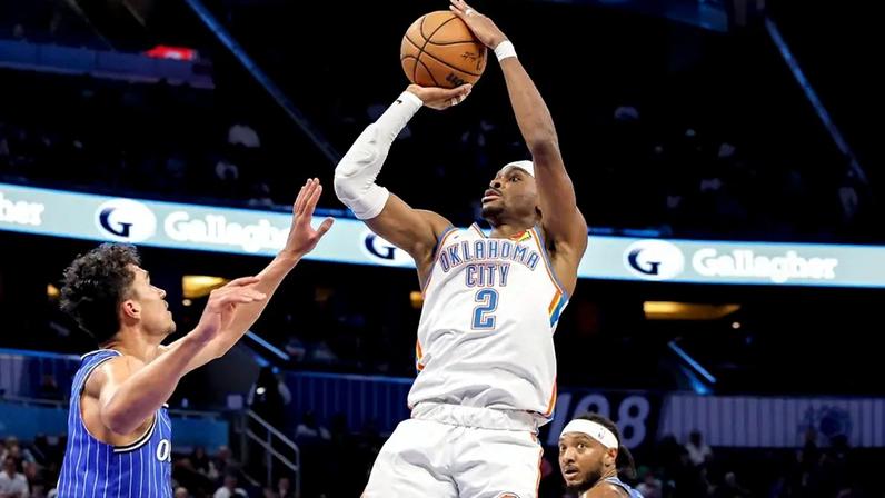 Shai Gilgeous-Alexander arremessa sobre Tristan da Silva durante partida entre Thunder e Magic em Orlando (Foto: Don Juan Moore/Getty Images/AFP)
