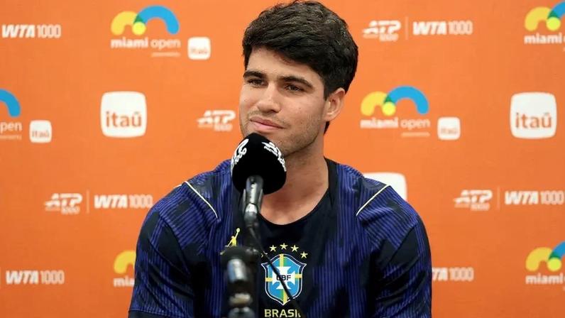 Com a camisa da seleção brasileira, o espanhol Carlos Alcaraz concede coletiva no Masters 1000 de Miami