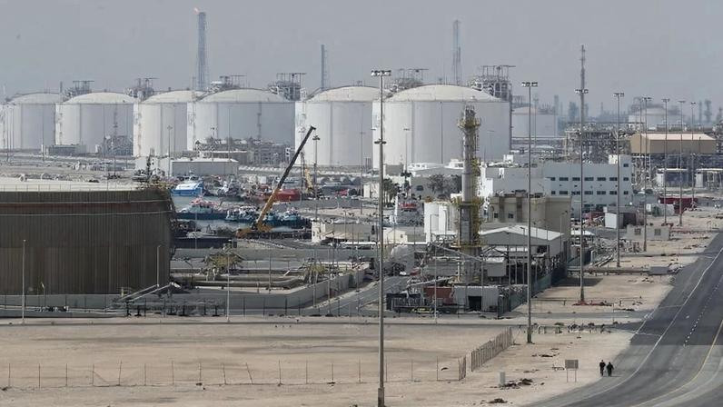 O complexo industrial de Ras Laffan, no Catar, em foto de 2017; o local foi atingido em ataque do Irã, que respondeu a bombardeios israelenses em infraestruturas energéticas de seu país – foto: Karim Jaafar/AFP