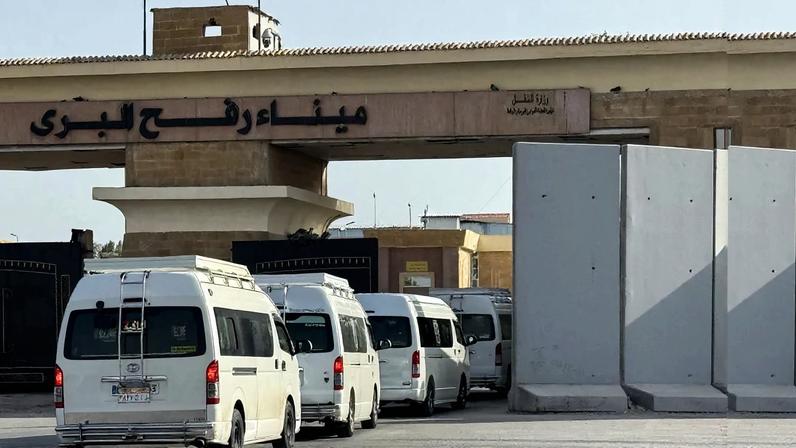 Veículos levando palestios na passagem de Rafah – foto: Amr Adel/AFP