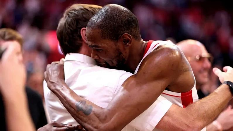 Kevin Durant vira o quinto maior cestinha da NBA e elogia Jordan