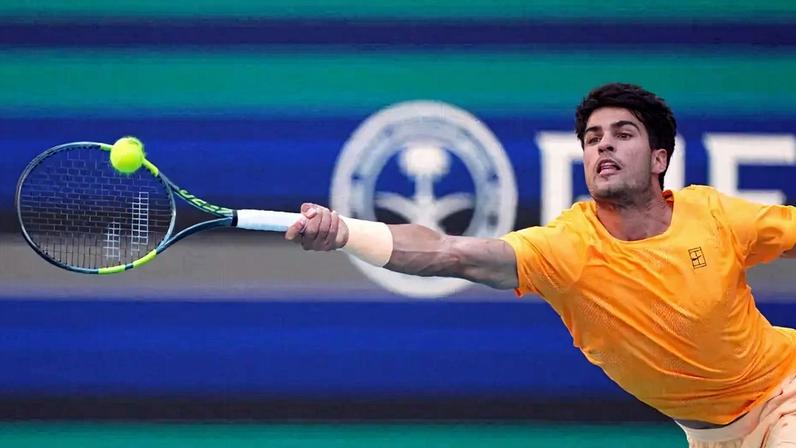 Carlos Alcaraz se estica na derrota para Sebastian Korda em Miami (Foto: Rich Storry/AFP)