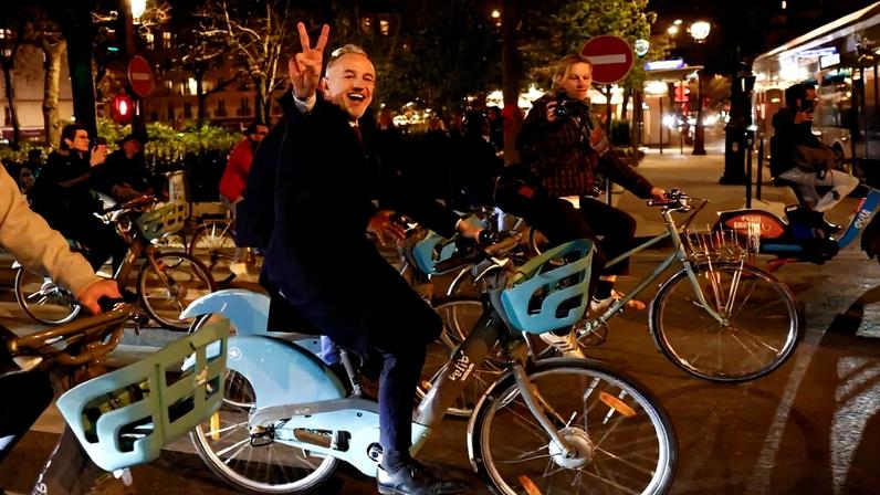 Emmanuel Grégoire, candidato à prefeitura de Paris, comemora a vitória no segundo turno das eleições municipais de 2026 ao chegar de bicicleta Velib à prefeitura (Foto: Kenzo Tribouillard/AFP)