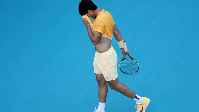 Alcaraz admite frustração após derrota e projeta reação no saibro