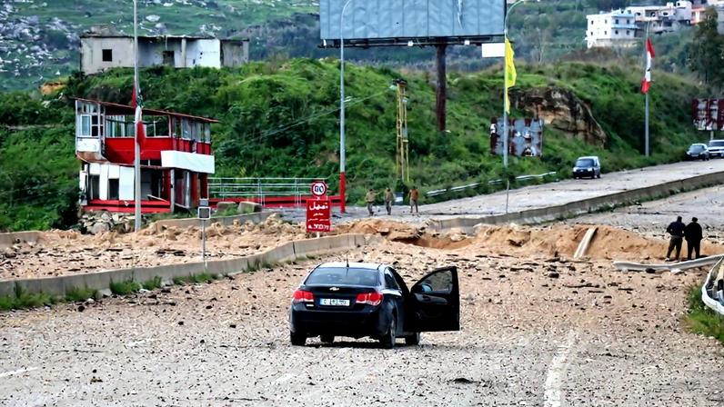Estrada no Líbano destruída após ataque israelense – foto: Kawnat Haju/AFP
