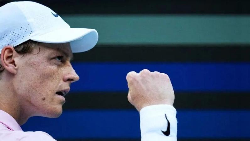 O italiano Jannik Sinner comemora ponto na vitória sobre o americano Alex Michelsen (Foto: Rich Storry/AFP)