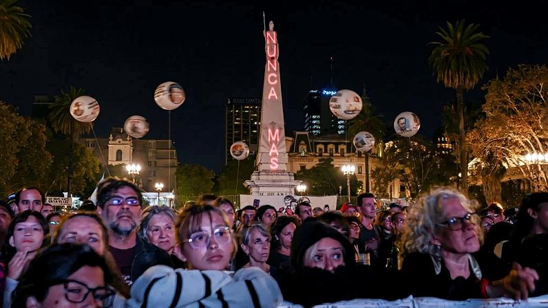 Manifestantes se reúnem na Praça de Maio, em Buenos Aires, na noite de 23 de março – foto: Luis Robayop/AFP