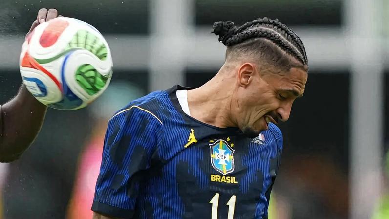 Ancelotti explica saída de Raphinha no intervalo contra França