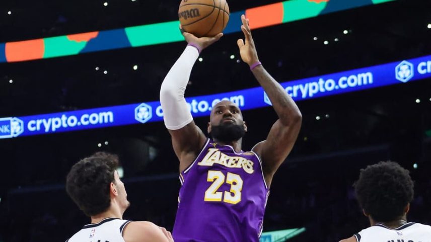 eBron James, do Los Angeles Lakers, arremessa sobre Ben Saraf, do Brooklyn Nets, na Crypto.com Arena. (Foto: Kevin terrell/getty images north america/getty images via afp)