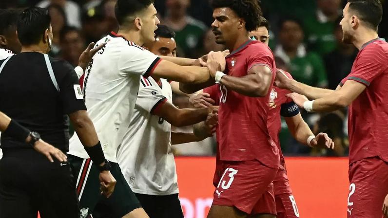 Sem Cristiano Ronaldo, cortado por lesão, Portugal não saiu do zero contra o México em amistoso muito disputado (Foto: Alfredo Estrella / AFP)