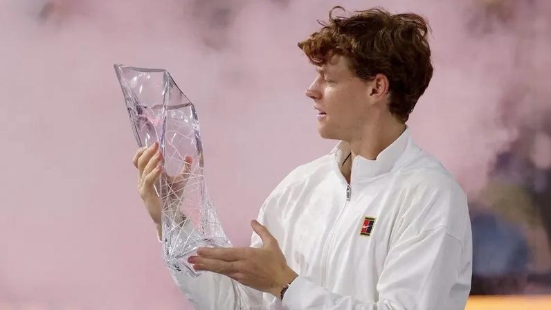 O italiano Jannik Sinner com o troféu do Masters 1000 de Miami (Foto: Matthew Stockman/AFP)