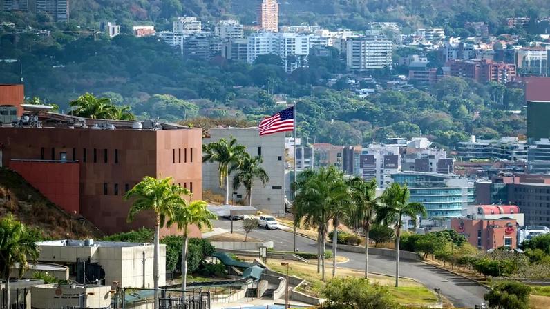Embaixada dos EUA na Venezuela retoma operações após sete anos