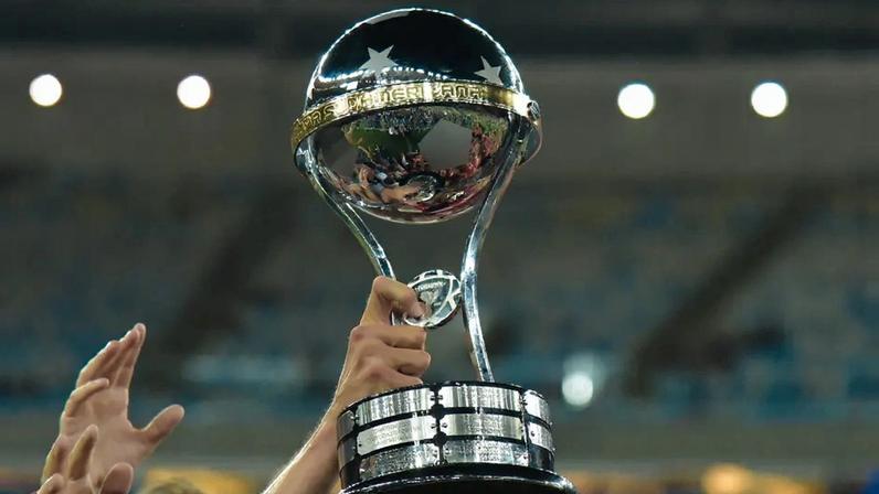 Taça da Copa Sul-Americana de 2025 (Foto: Thiago Ribeiro/GazetaPress)