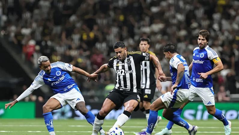 Hulk disputa lance com Matheus Pereira durante partida na Arena MRV (Foto: Gilson Lobo/GazetaPress)