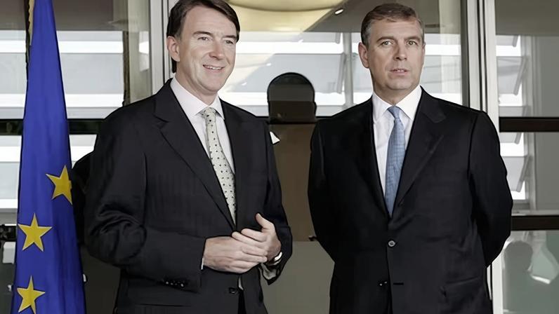 Peter Mandelson, entonces comisario de Comercio de la UE, recibe en Bruselas a su amigo el príncipe Andrés el 7 de junio de 2007.