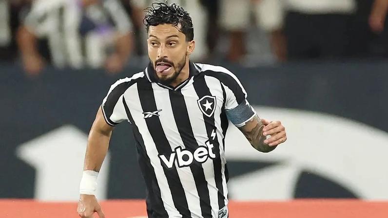 Alex Telles detalha conversa no vestiário após queda do Botafogo na Libertadores