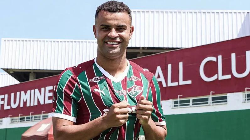 Alisson com a camisa do Fluminense (Foto: Marcelo Gonçalves/ Fluminense FC)